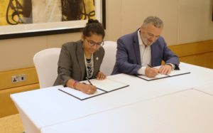Jonathan Berman, Shell Foundation CEO and Aparna Shrivastava, DFC Deputy Chief Climate Officer signing the MOU expansion